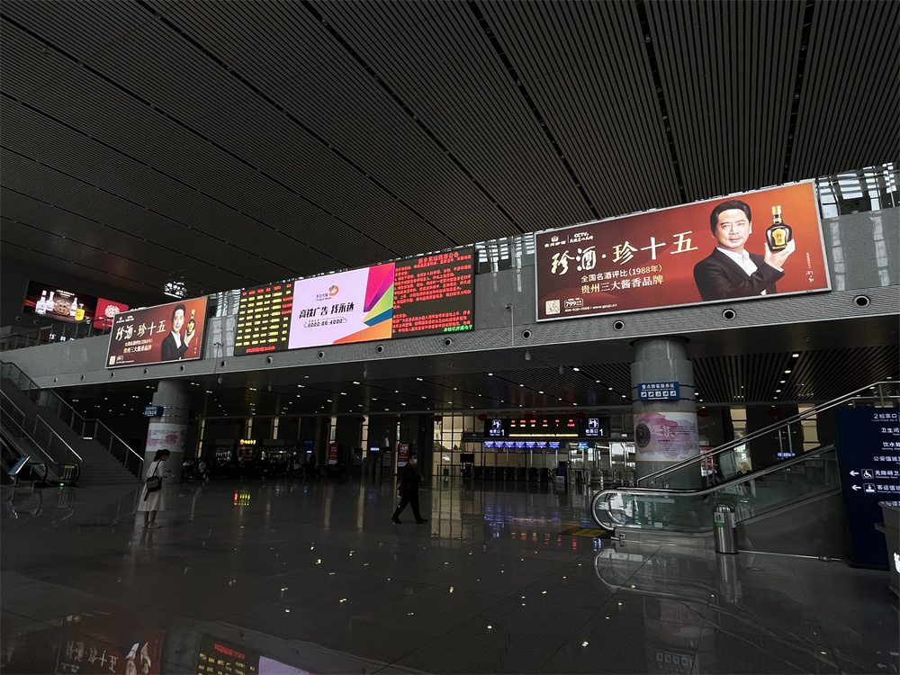隨著高鐵旅客發(fā)送量的逐年增高，高鐵廣告的媒介作用也越來越重要